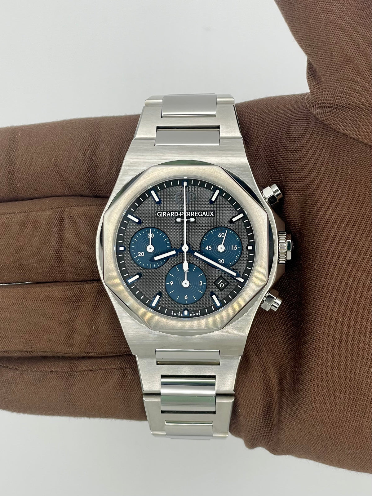NEW 2025 Girard-Perregaux Laureato Chronograph 42mm Stainless Steel 81020-11-631-11A