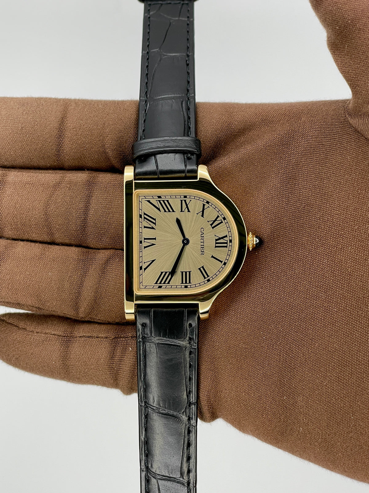 2021 Cartier Cloche 38x28mm Yellow Gold WGCC0002