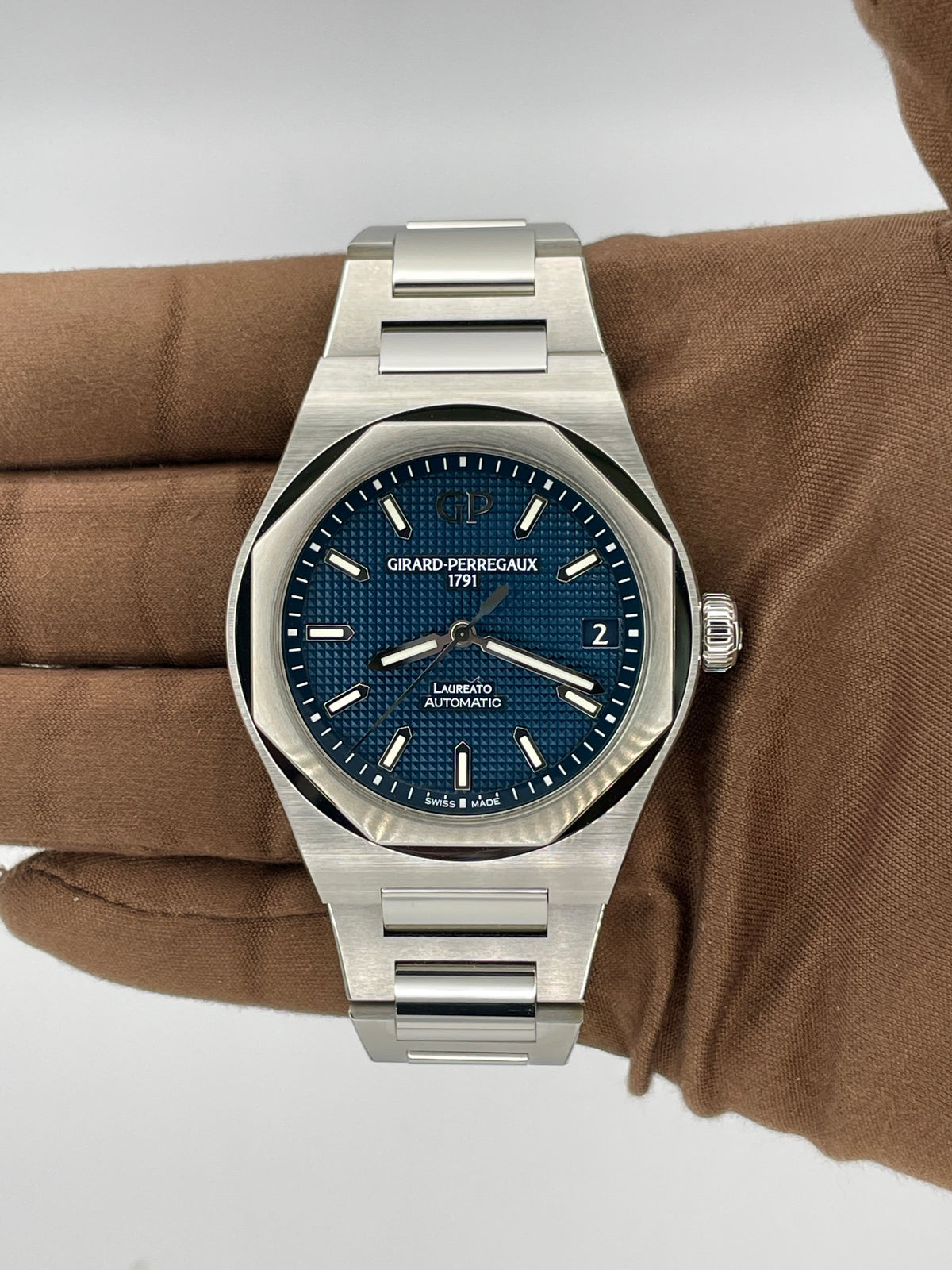 2025 Girard Perregaux Laureato 42mm Stainless Steel 81010-11-431-11A