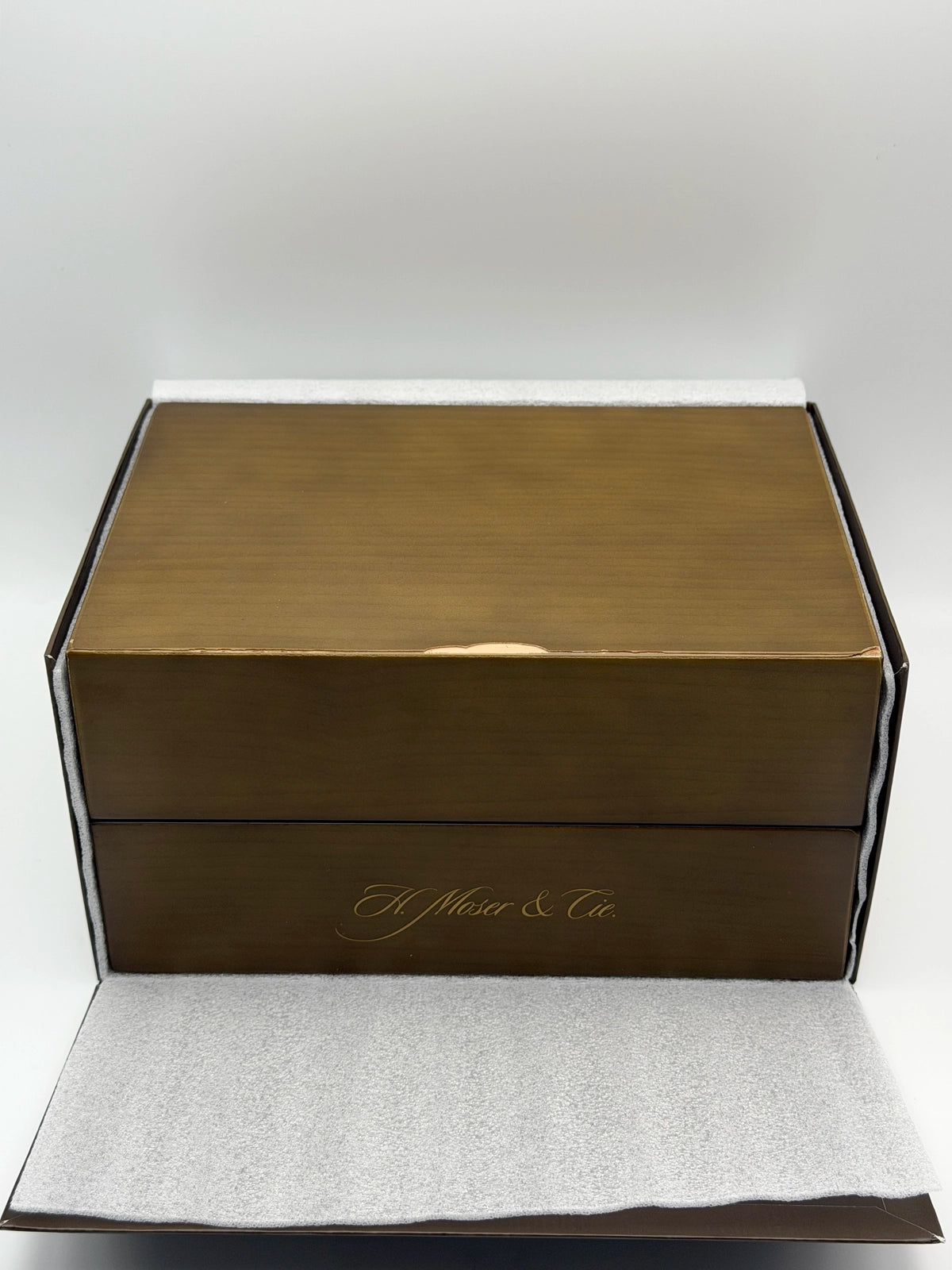 H. Moser & Cie. Venturer 2327-0203 — photo 8 of 9