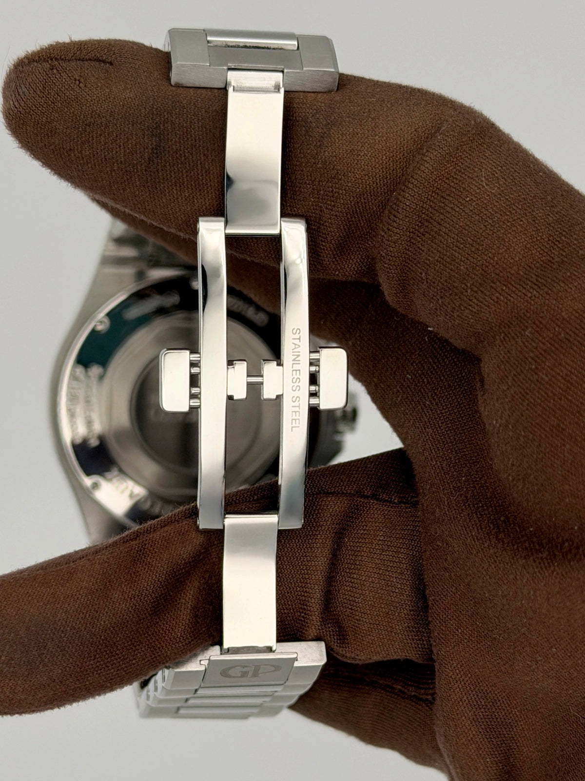 2026 Girard-Perregaux Laureato Chronograph Limtied to 180 Pieces 42mm Stainless Steel 81020-11-3370-1GM