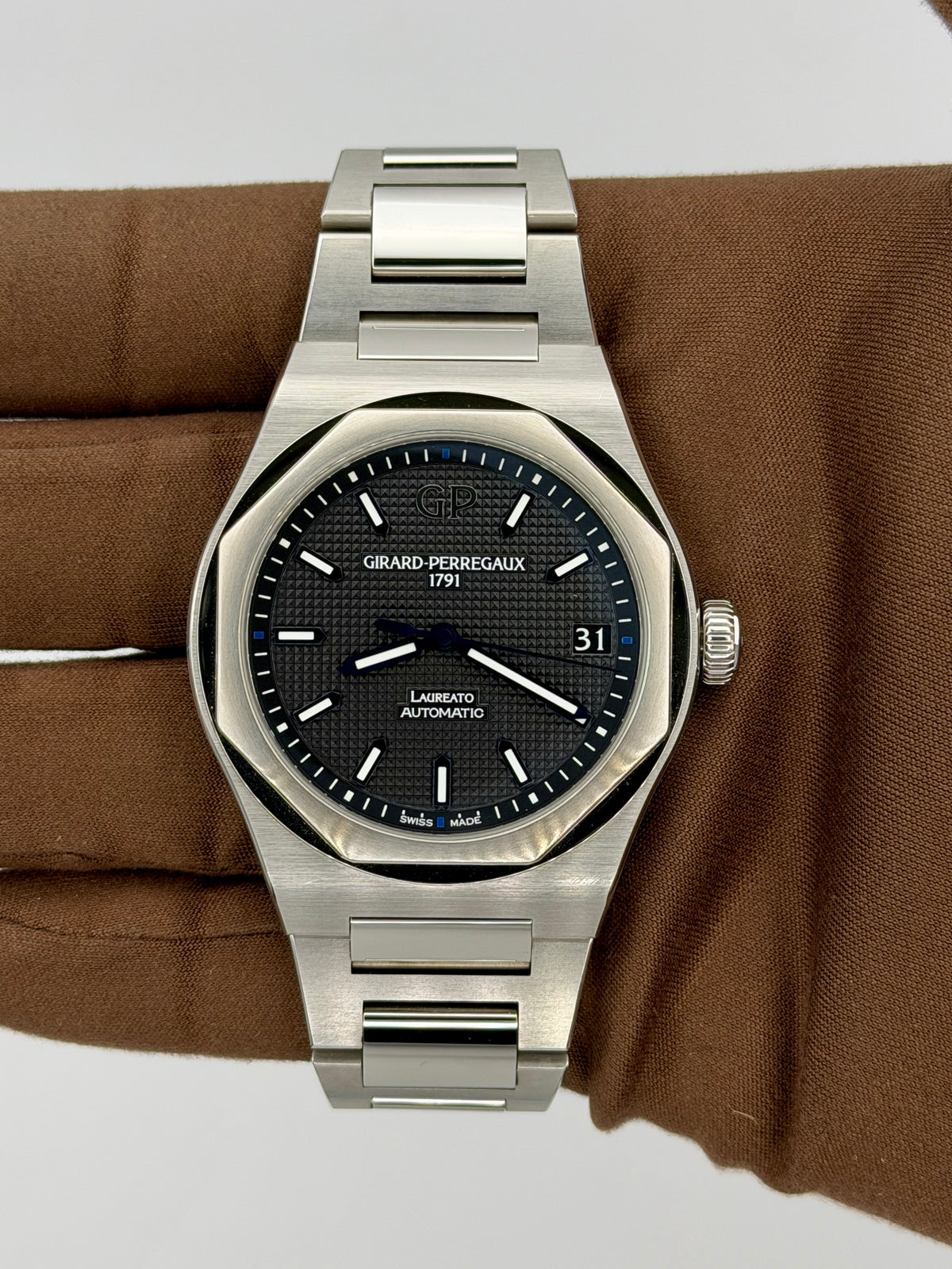 2021 Girard-Perregaux Laureato Fits up to 6.75 inch wrist size 42mm Stainless Steel 81010-11-191511A