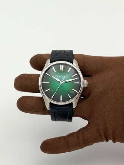 2021 H. Moser & Cie. Pioneer Centre Seconds 43mm Stainless Steel 3200-1202
