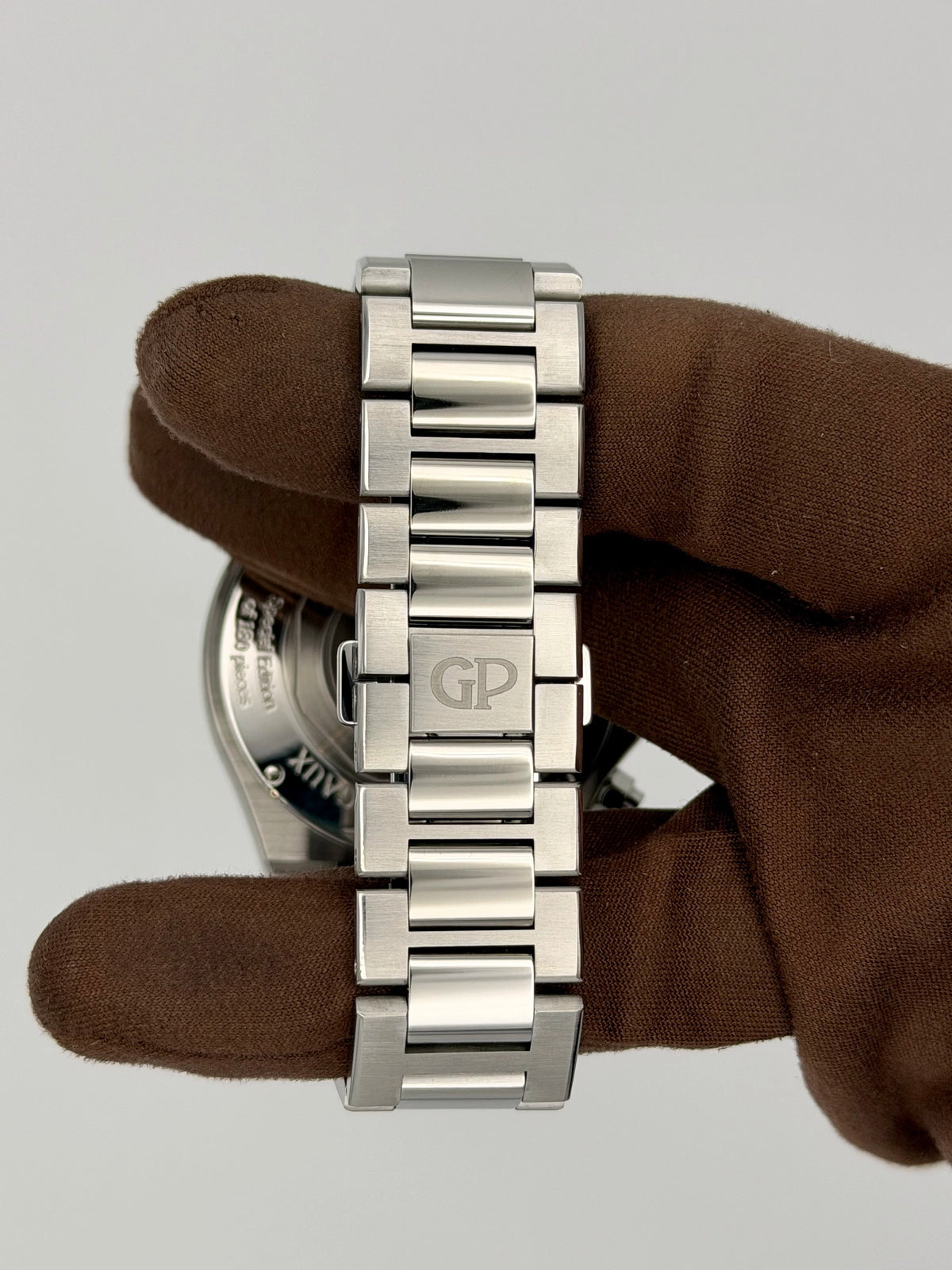 2026 Girard-Perregaux Laureato Chronograph Limtied to 180 Pieces 42mm Stainless Steel 81020-11-3370-1GM